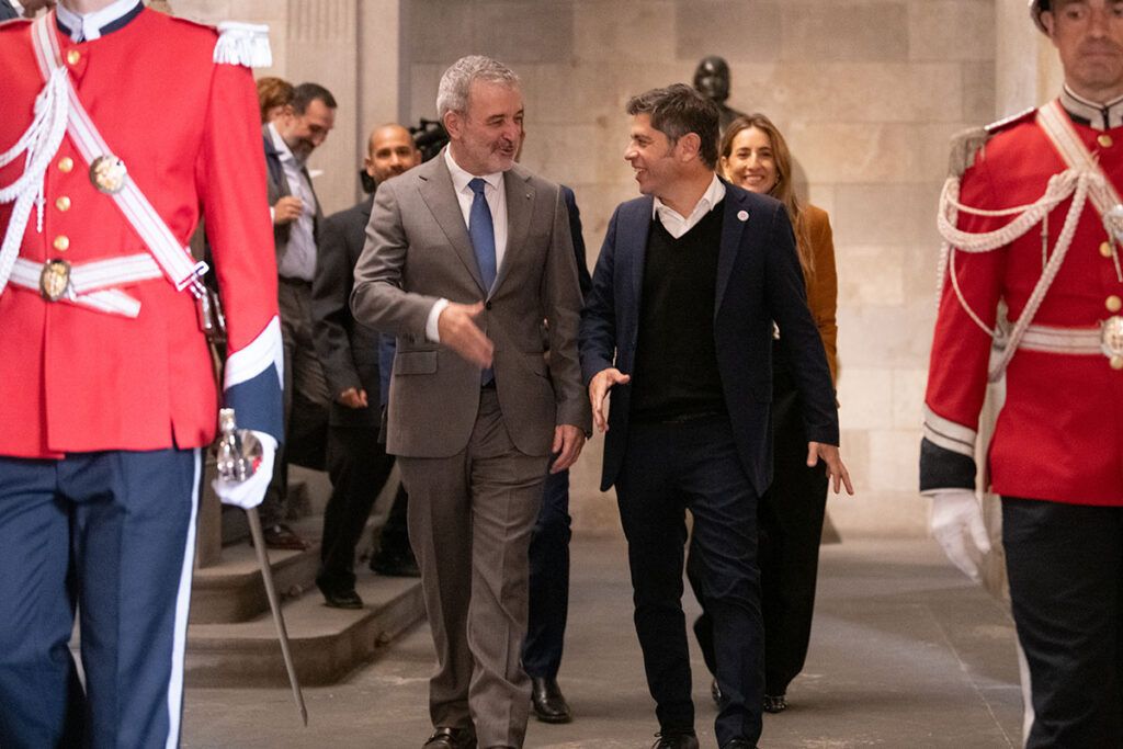 Kicillof en España: encuentro con Gustavo Petro, reunión con el alcalde de Barcelona y críticas a Milei