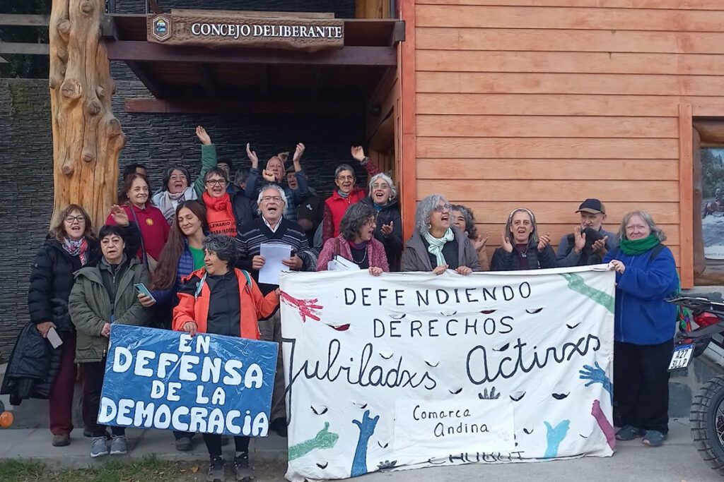 Un colectivo de jubilados y personas mayores lidera el reclamo por los incendios forestales de Chubut