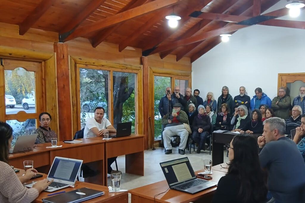 Un colectivo de jubilados y personas mayores lidera el reclamo por los incendios forestales de Chubut