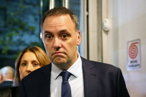 El hijo de la jubilada declaró que Adorni le debe US$ 65.000 por el departamento de Caballito