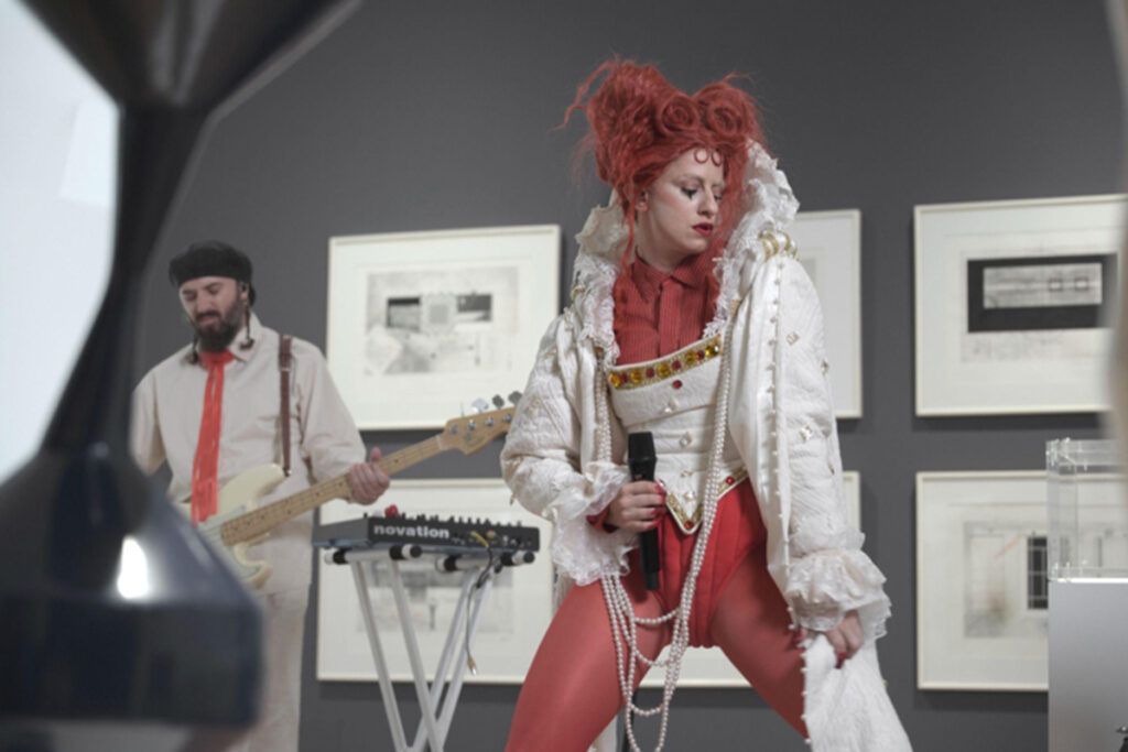 Marilina Bertoldi versionó a Los Charros y llevó su música a un potente cruce con el arte contemporáneo 1 Marilina Bertoldi versionó a Los Charros y llevó su música a un potente cruce con el arte contemporáneo