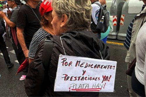 Protesta de jubilados y una absurda explicación de Lugones: “Lo que pasa es que en Pami hay abuelos de más de 80 años”