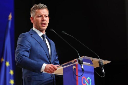 El nuevo premier húngaro arma gobierno y pide la renuncia al presidente