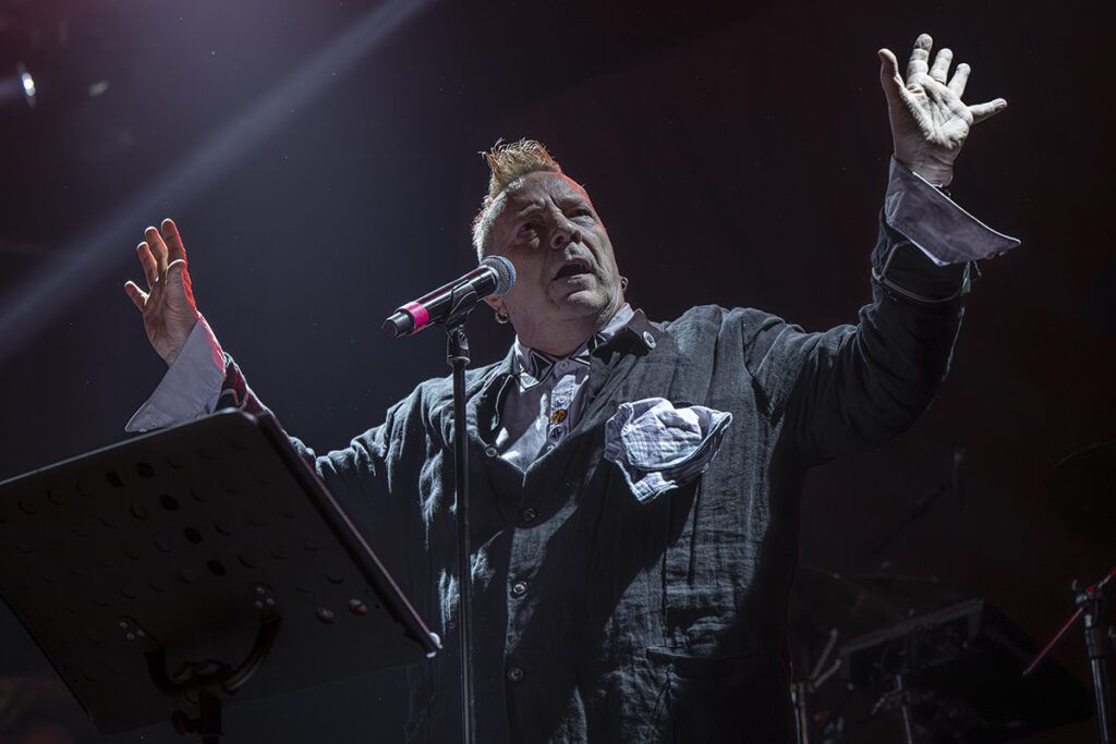 John Lydon volvió a Buenos Aires al frente de PiL y ofreció un show feroz en el C Art Media