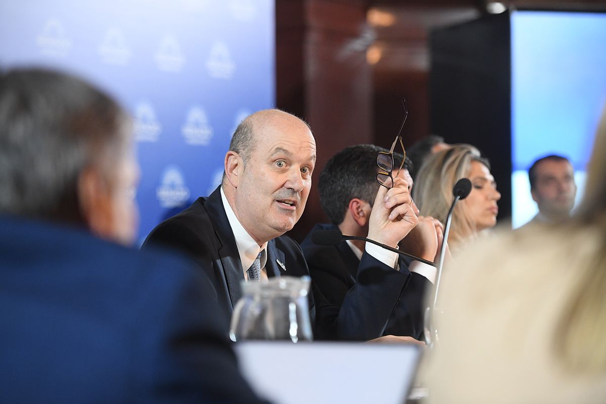 Para Sturzenegger, un británico debería poder «comprar tierras» en Tierra del Fuego