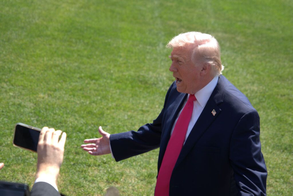 Trump escala, Irán vuelve a cerrar el estrecho de Ormuz