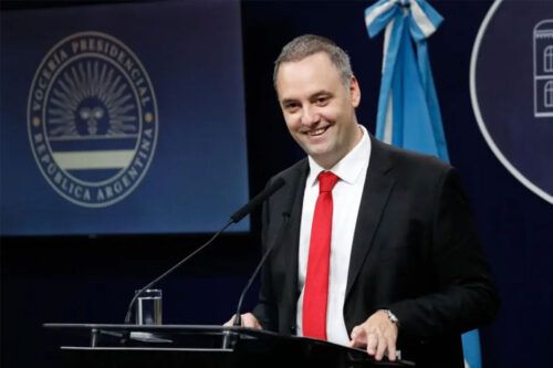 Casi 5.000 preguntas para Adorni: la oposición exige respuestas sobre su patrimonio y el viaje a Uruguay