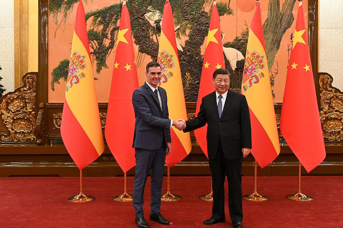 Sánchez teje alianzas en China y enfrenta el procesamiento de su esposa en España
