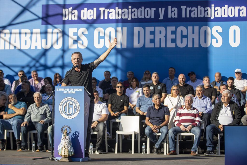 La CGT aseguró que no va a retrocederá un centímetro, descartó un paro general y llamó a construir un nuevo contrato social con empresarios y pymes