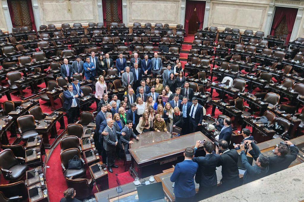 El bakstage del show de Adorni: el optimismo oficial, la apuesta peronista y la interna libertaria subida a los palcos