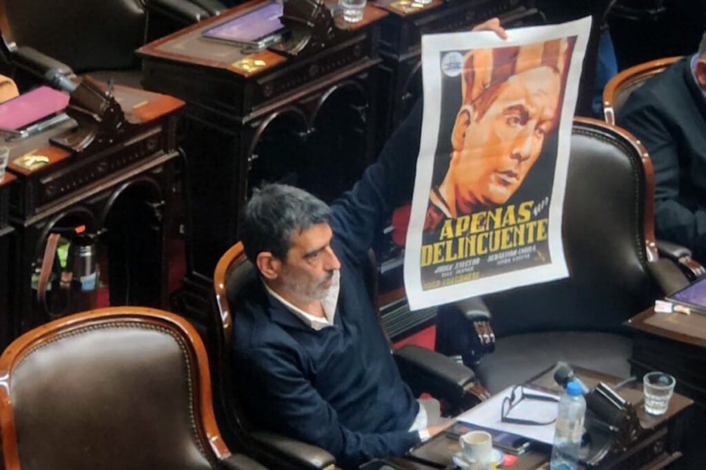 El bakstage del show de Adorni: el optimismo oficial, la apuesta peronista y la interna libertaria subida a los palcos