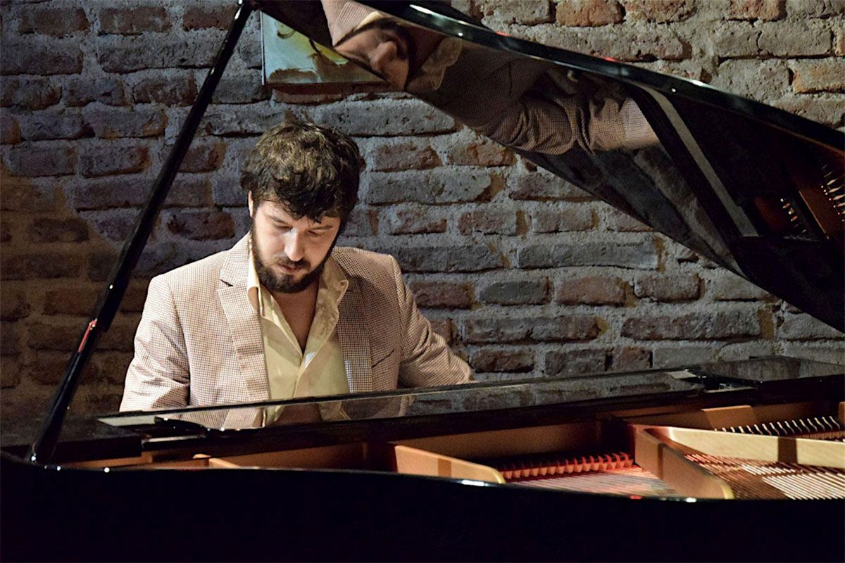 Ping pong con Agustín Guerrero: «Para combatir la estupidez humana no hay nada mejor que el humor»