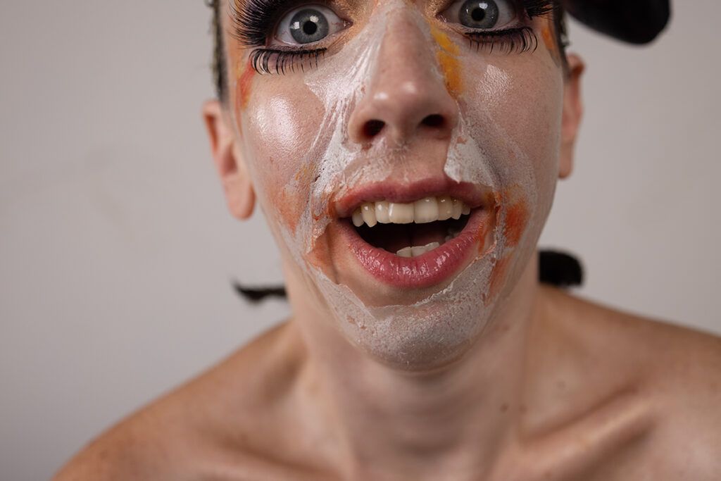 Vera Spinetta y Catalina Briski transforman "Antes muerta" en un laboratorio humano