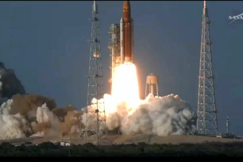 Despegó Artemis II, la primera misión tripulada de la NASA que orbitará la Luna luego de más de 50 años