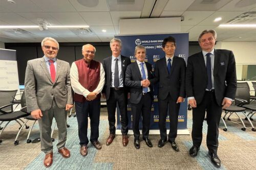 Caputo vuelve de Washington con más deudas bajo el brazo