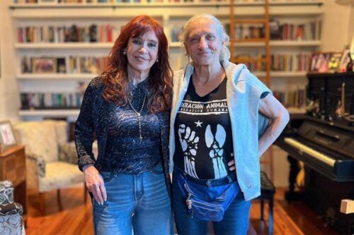 Liliana Felipe visitó a Cristina Kirchner, dijo que está “secuestrada por una patota de ladrones” y llamó a luchar por su libertad