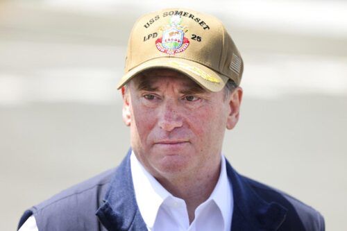 Echaron al secretario de la Marina de EEUU en plena crisis en Ormuz