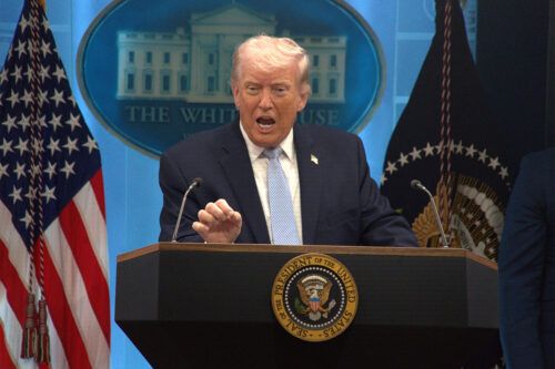Trump dice que Irán renuncia a las armas nucleares y asegura un acuerdo «inminente»