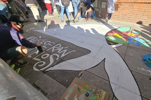 La comunidad educativa volvió a pintar los pañuelos de las Madres que el Gobierno porteño había borrado