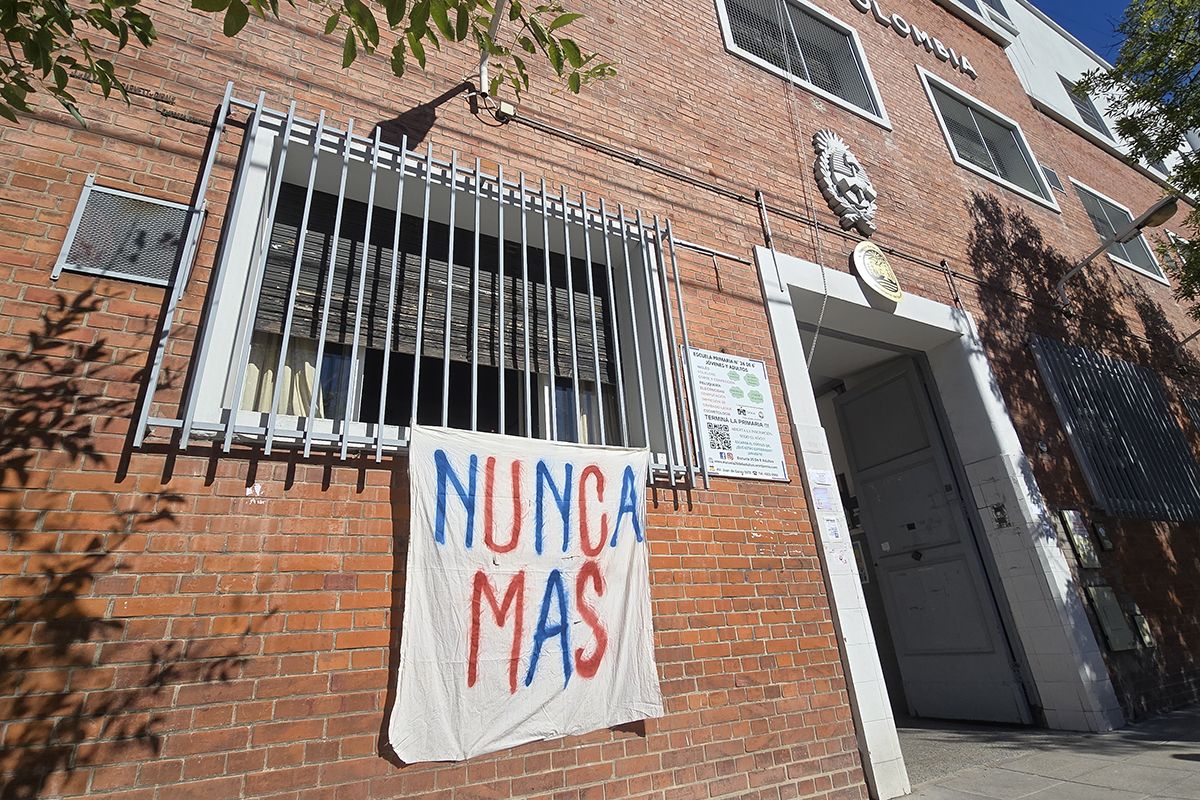 La comunidad educativa volvió a pintar los pañuelos de las Madres que el Gobierno porteño había borrado