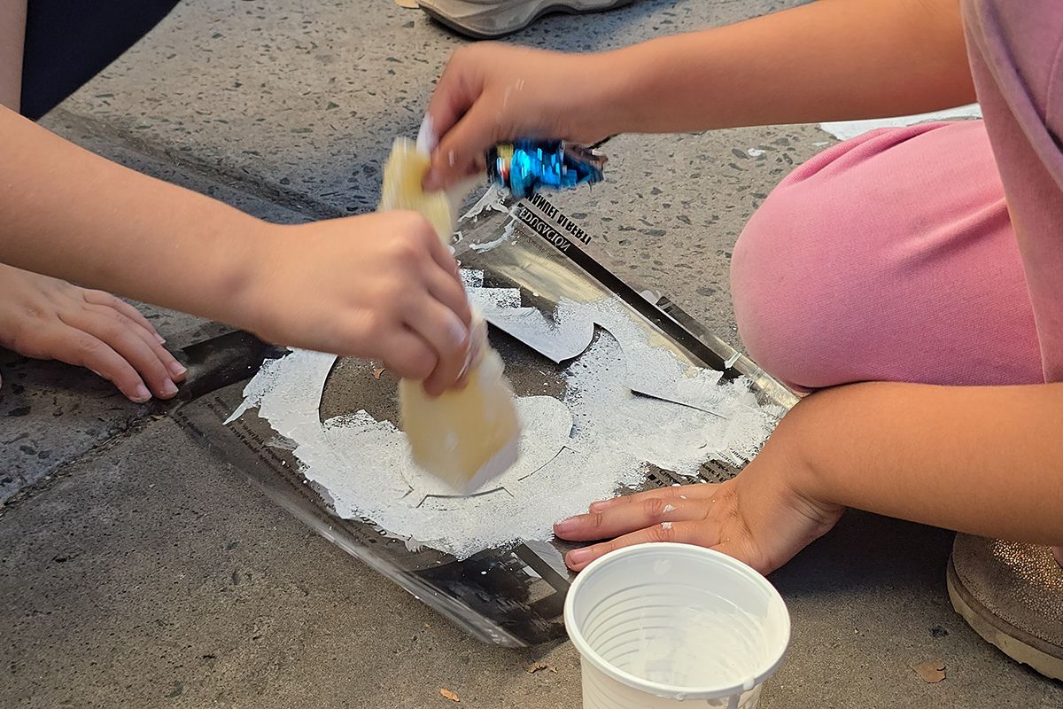 La comunidad educativa volvió a pintar los pañuelos de las Madres que el Gobierno porteño había borrado