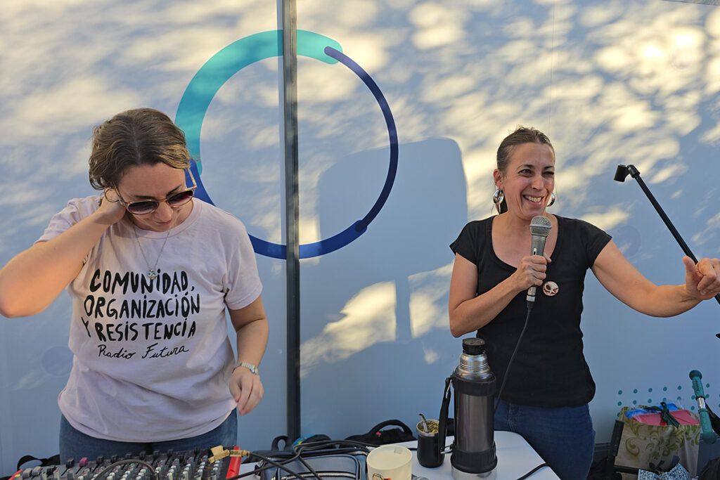 La comunidad educativa volvió a pintar los pañuelos de las Madres que el Gobierno porteño había borrado