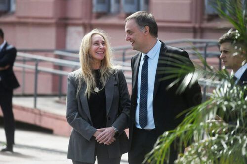 El techo de cristal de El Jefe: Karina Milei «festeja» solo un 70% de rechazo mientras su imagen positiva cae al piso histórico de un dígito