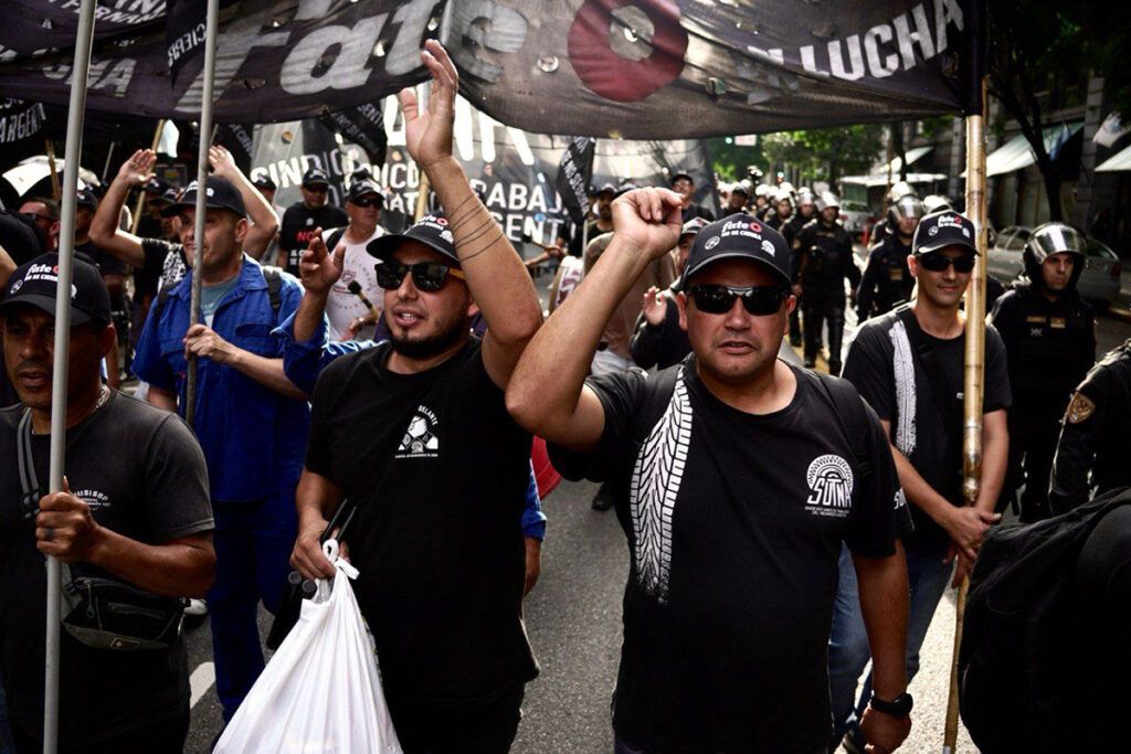 Fate: embargo millonario a la empresa y marcha de trabajadores por el empleo y los salarios