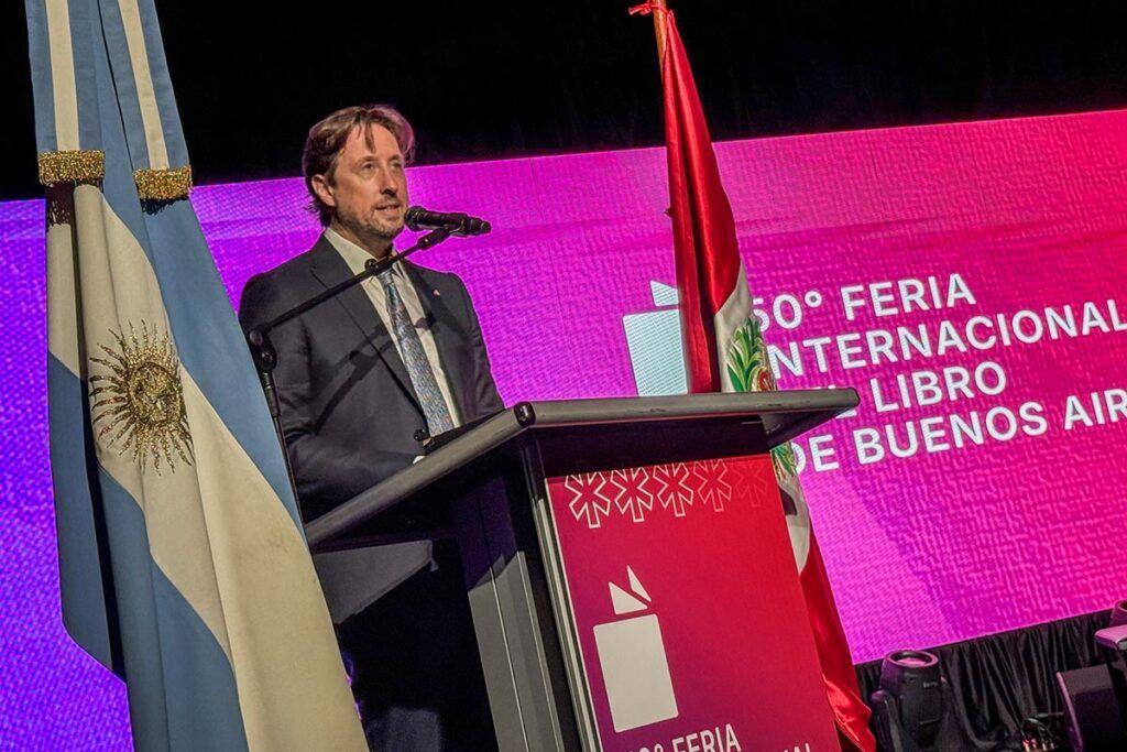 Con una noche encendida con música, diálogos, críticas y abucheos, la Feria Internacional del Libro inauguró su 50ª edición