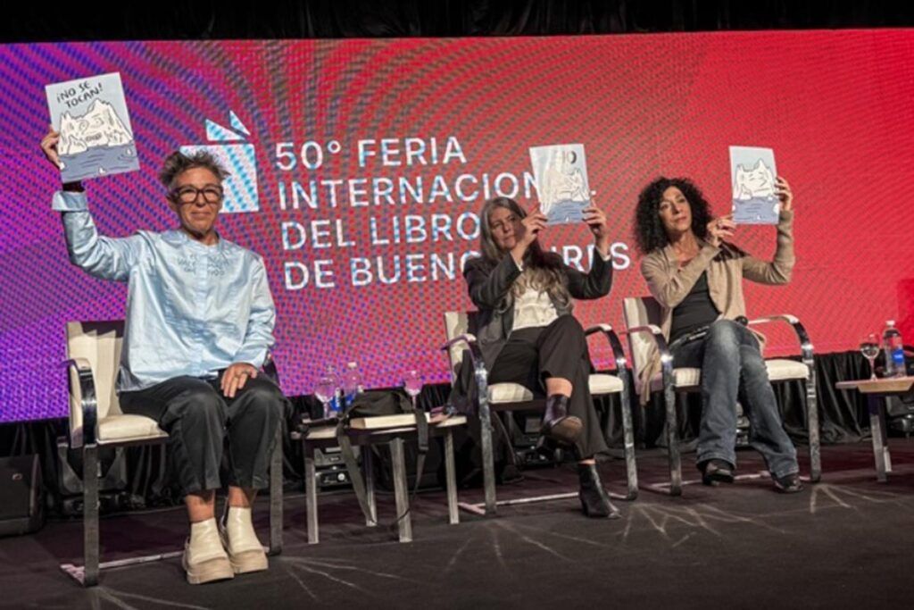 Con una noche encendida con música, diálogos, críticas y abucheos, la Feria Internacional del Libro inauguró su 50ª edición