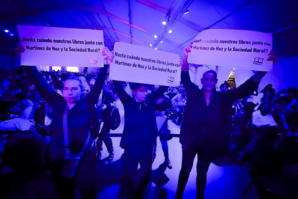 Con una noche encendida con música, diálogos, críticas y abucheos, la Feria Internacional del Libro inauguró su 50ª edición