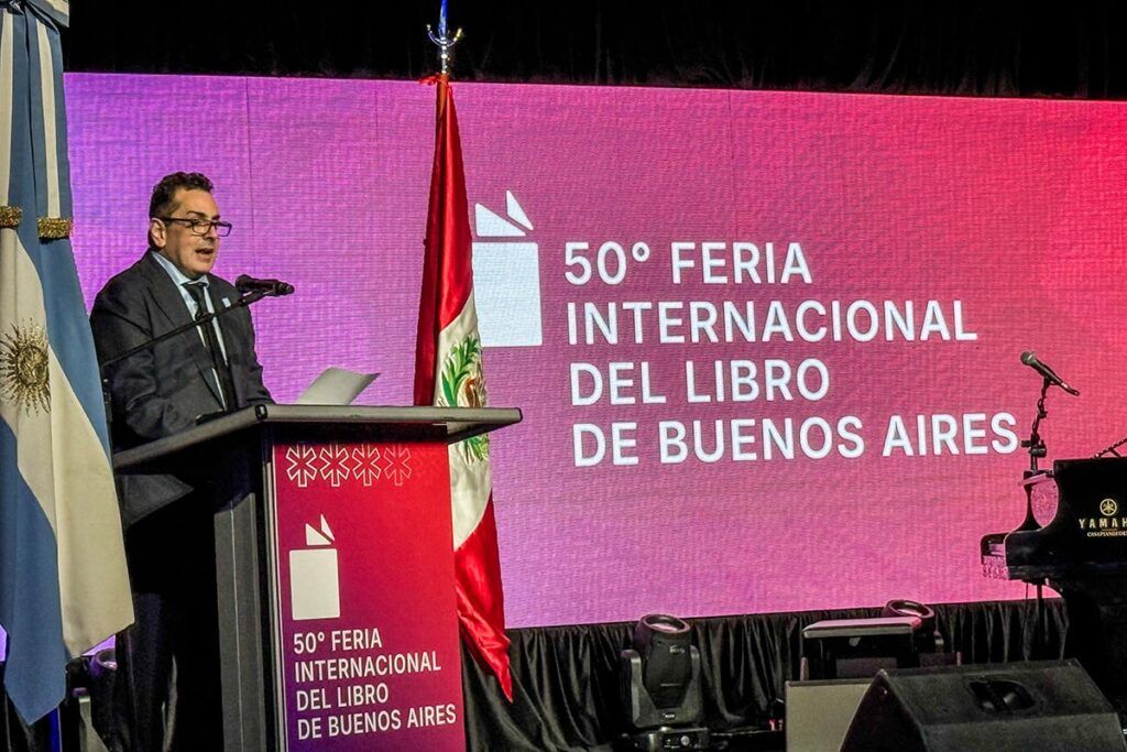 Con una noche encendida con música, diálogos, críticas y abucheos, la Feria Internacional del Libro inauguró su 50ª edición