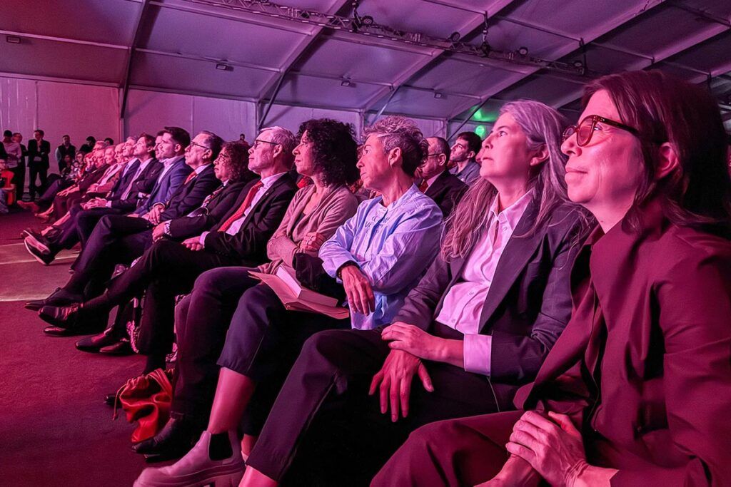 Con una noche encendida con música, diálogos, críticas y abucheos, la Feria Internacional del Libro inauguró su 50ª edición