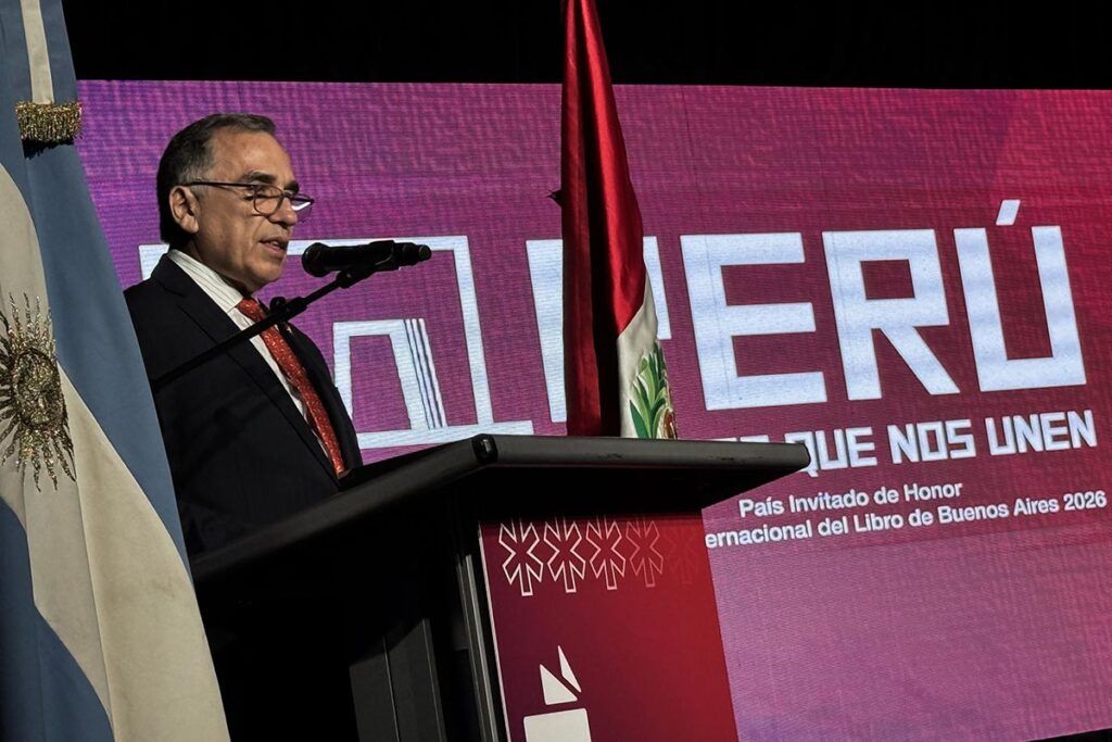 Con una noche encendida con música, diálogos, críticas y abucheos, la Feria Internacional del Libro inauguró su 50ª edición