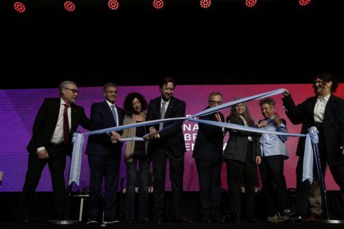 Con una noche encendida con música, diálogos, críticas y abucheos, la Feria Internacional del Libro inauguró su 50ª edición