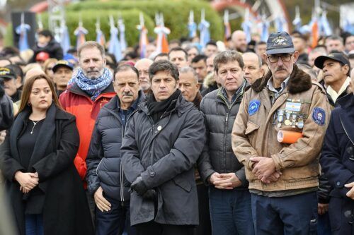 Kicillof participó de la vigilia y el acto central por Malvinas en Tierra del Fuego: mensaje para Milei y foto de unidad peronista