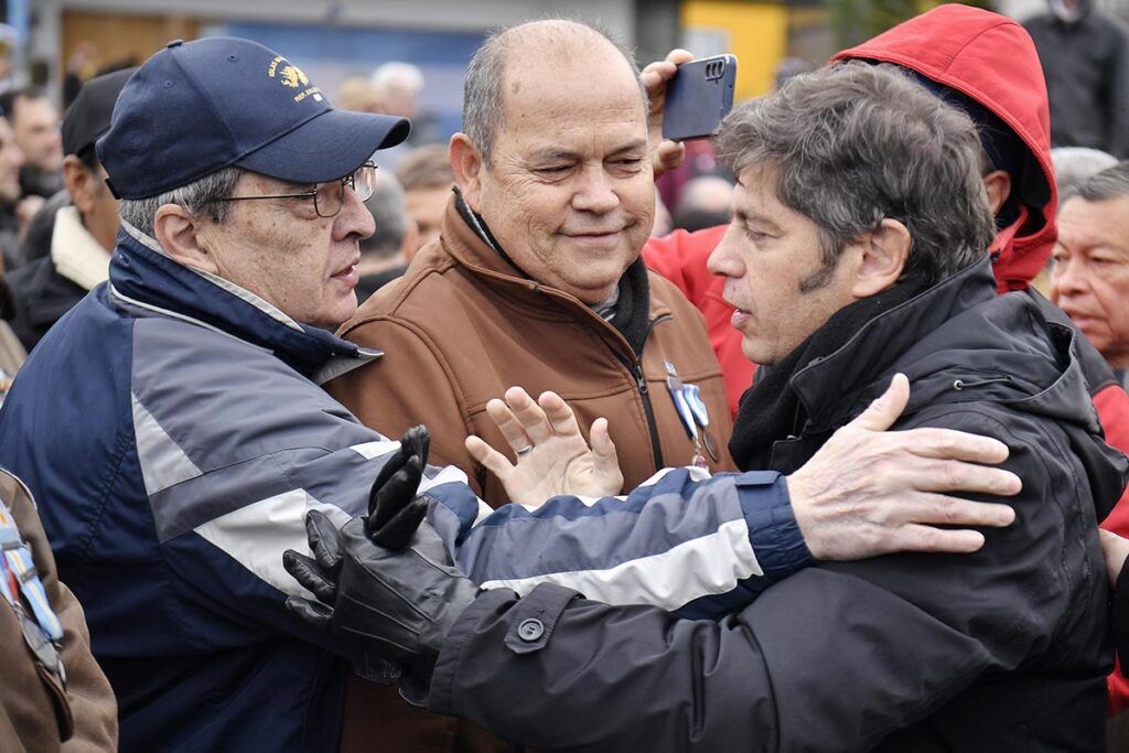 Kicillof participó de la vigilia y el acto central por Malvinas en Tierra del Fuego: mensaje para Milei y foto de unidad peronista