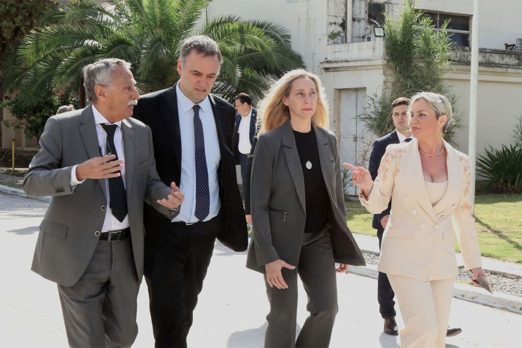 Cómo se cocinó la caída de Adorni y el ascenso de Santilli