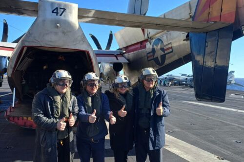 Milei viajó a Mar del Plata para fotografiarse en el portaaviones estadounidense USS Nimitz