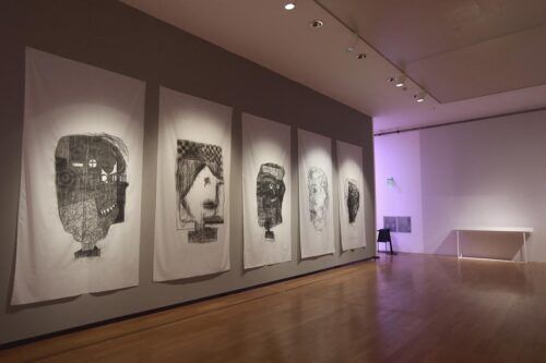 “Eugenio Dittborn. Historias del rostro”, arte aeropostal que desafía las convenciones