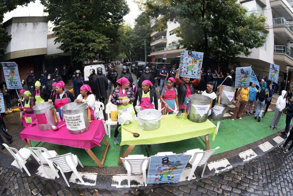 Olla popular frente al departamento de Adorni en reclamo por el cierre del programa Volver al Trabajo