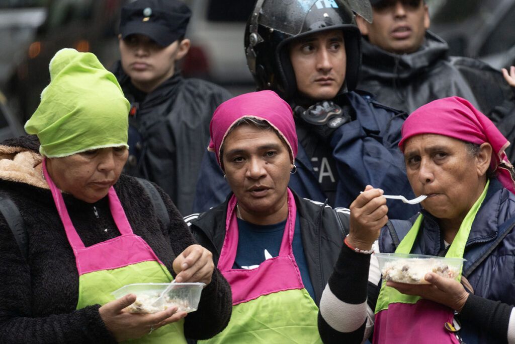 Olla popular frente al departamento de Adorni en reclamo por el cierre del programa Volver al Trabajo