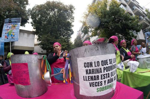 Olla popular frente al departamento de Adorni en reclamo por el cierre del programa Volver al Trabajo