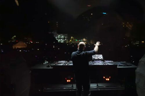 Dios es un DJ: misa tecno y “lío” en la Plaza de Mayo