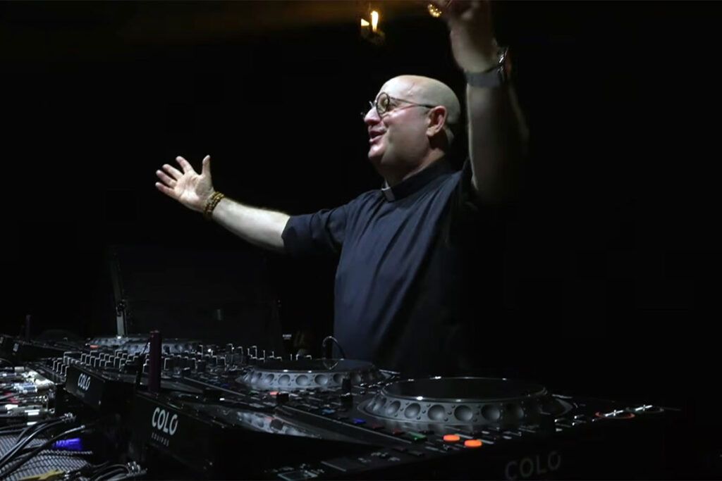 Dios es un DJ: misa tecno y “lío” en la Plaza de Mayo