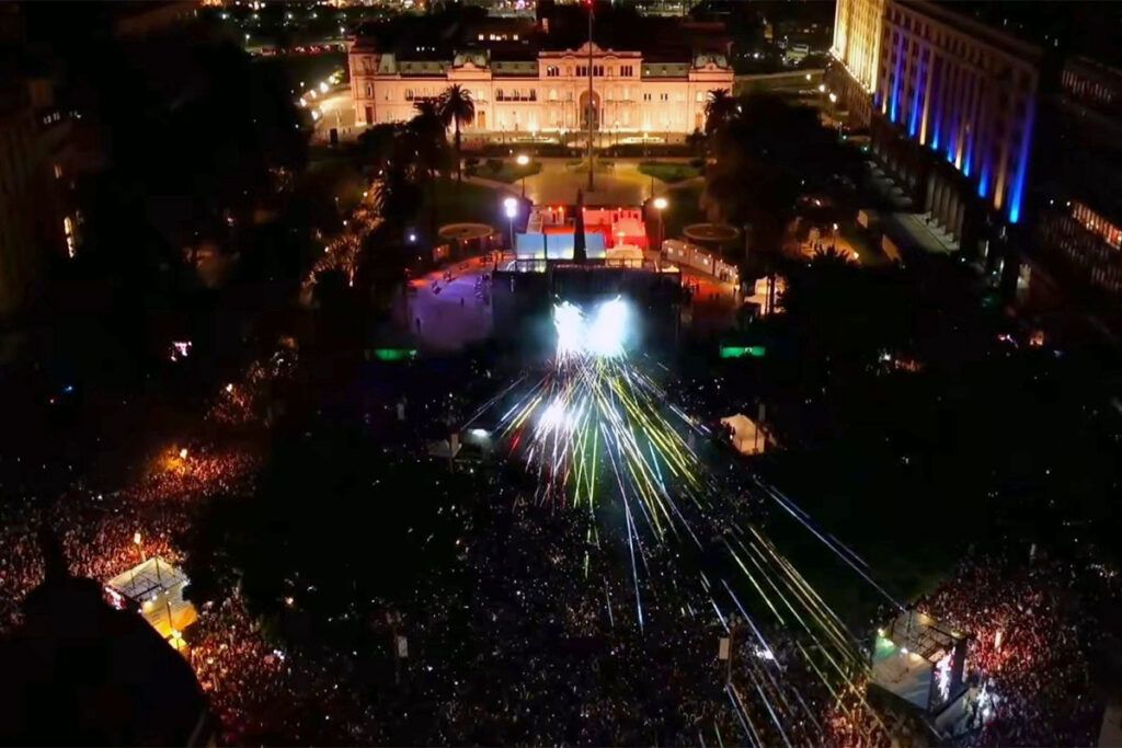 Dios es un DJ: misa tecno y “lío” en la Plaza de Mayo