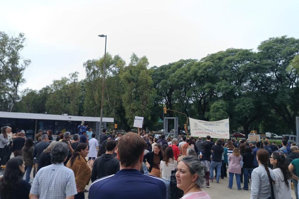 Protesta en el INTI: “Rechazamos la baja de más de mil servicios esenciales para el desarrollo y el cuidado de la sociedad” 1 Protesta en el INTI: “Rechazamos la baja de más de mil servicios esenciales para el desarrollo y el cuidado de la sociedad”