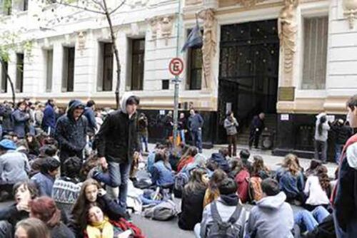 Abrazo al Pellegrini: familias denuncian el incumplimiento de la Ley de Financiamiento Universitario