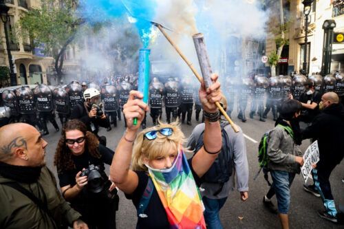 Glaciares bajo fuego: el Gobierno logra el quórum entre gases y detenciones en el Congreso