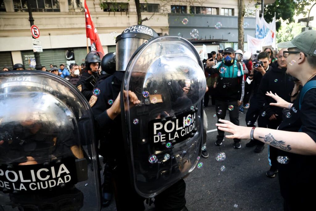 Glaciares bajo fuego: el Gobierno logra el quórum entre gases y detenciones en el Congreso